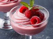 Малиновий мус стане вашим улюбленим десертом (зображення створено за допомогою ШІ)