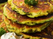 Такие кабачковые оладьи станут великолепной закуской (изображение создано с помощью ИИ).