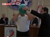 Дзюдоист Джемал Ткешелашвили разрывает грелки носом (Видео)