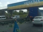 Как на трассе Киев-Чоп из фуры вывалились ящики с пивом