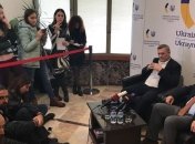 Умерова и Чийгоза провели на самолет в Киев