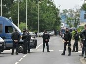 Около 1,5 тысяч человек собрались на нелегальную рейв-вечеринку во Франции: полиция не смогла их разогнать (видео)