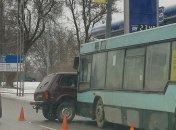 В Харькове автобус протаранил легковушку: момент ДТП попал на видео