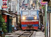 Железная дорога в Ханое, проходящая между домами (Фото)