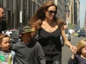 Анджелина Джоли отвела детей в старинный магазин игрушек в Нью-Йорке (ФОТО)