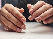 Манікюр в горошок актуальний у листопаді 2023