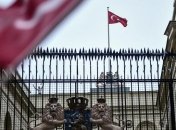 Флаг Нидерландов был снят возле консульства в Стамбуле