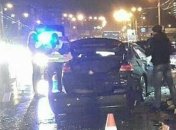 В Киеве авто въехало в отбойник и пролетело в воздухе, из машины выпал пассажир