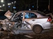 В Киеве Chevrolet протаранил две машины и маршрутку: водителя вырезали спасатели