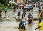 Жертвами наводнений и оползней в Индонезии стали уже 17 человек