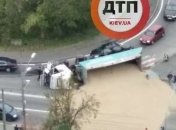 В Киеве перевернувшийся грузовик песка парализовал движение: фото, видео и карта пробок