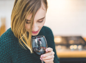 Сколько алкоголя можно выпить кормящей маме: как рассчитать и подготовиться