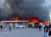 Торговый центр в Кременчуге пылает после ракетного удара