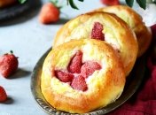 Готуємо ніжні ватрушки з полуницею