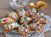 Подача салата на чипсах выглядит очень оригинально