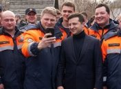 Президент Украины осмотрел вертолет для транспортировки инфекционных больных