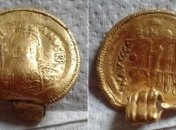 В восточной Англии обнаружили редкую золотую подвеску VI века