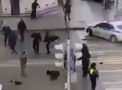 В Чечне средь бела дня напали на полицейских: есть убитые и раненые (видео)