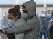 В Украине запрещается ходить без документов и более чем по двое