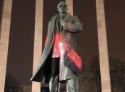 Во Львове неизвестные облили краской памятник Бандере, полиция завела дело (фото)