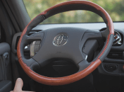 Поворот руля на стоянке.