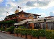 Мэра итальянского городка выгнали из ресторана из-за шортов