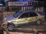 В Киеве автомобиль въехал в строительный котлован: видео