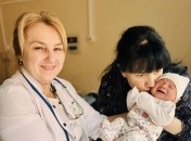 Роженица целует новорожденного сына