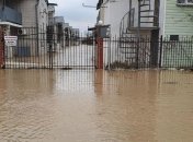 Шторм на Азовском море: популярный украинский курорт ушел под воду (Видео)