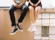 Як позбутися запаху поту у взутті — лайфхак