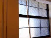 Несложный способ утеплить окно в доме