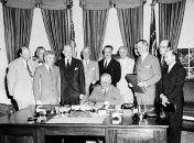 Церемонія підписання договору у Вашингтоні. Свій підпис ставить Гаррі Трумен - президент США. 4 квітня 1949 року