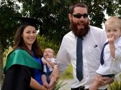 Материнство учебе не помеха: фото, которое поразило многих