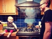 Немного фантазии и фотошоп: как одному папе удалось поднять переполох в соцсетях фотографиями своей дочери