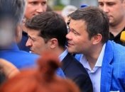 Андрей Богдан подсказывает что-то Владимиру Зеленскому