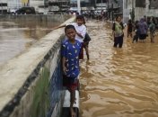 В Индонезии во время наводнения погибли более 10 школьников, еще один пропал