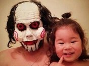 ФОТОпозитив: креативный папа мотивирует малышку купаться