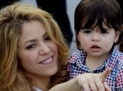 Шакира учит старшего сына читать (ВИДЕО)