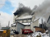 Дым от горящего здания виден издалека.