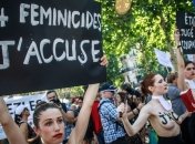 Сотни женщин Парижа протестовали против насилия