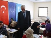 ЕС будет перечислять помощь беженцам в Турции на карточки