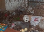 В Одессе на Молдаванке двое детей выбрались из окна запущенной квартиры и стали просить помощи у соседей (фото)