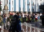 Порошенко помолился за Украину и почтил память погибших воинов