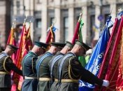 Порошенко вручил новые знамена и присвоил новые наименования воинским частям