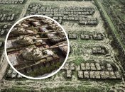 Під відкритим небом стоять сотні одиниць техніки.