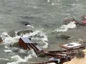 Пострадавших уносило в море: в США на куски разбилась лодка с десятками мигрантов на борту, есть жертвы (фото)