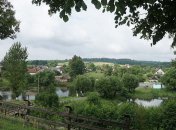 Почти как "Красная Шапочка": потерявшаяся трехлетняя девочка нашлась в лесу далеко от дома