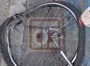 В Киеве авто сбило велосипедиста и влетело на отбойник: имя пострадавшего и эксклюзивные детали