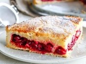 Рецепт дня: легкий вишневый пирог