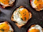 Запеченные яйца в слоеном тесте